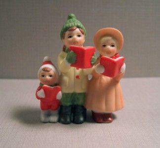 LEFTON COLONIAL VILLAGE FIGURINE #13520 MARK, CARRIE & NICKKI CAROLING 