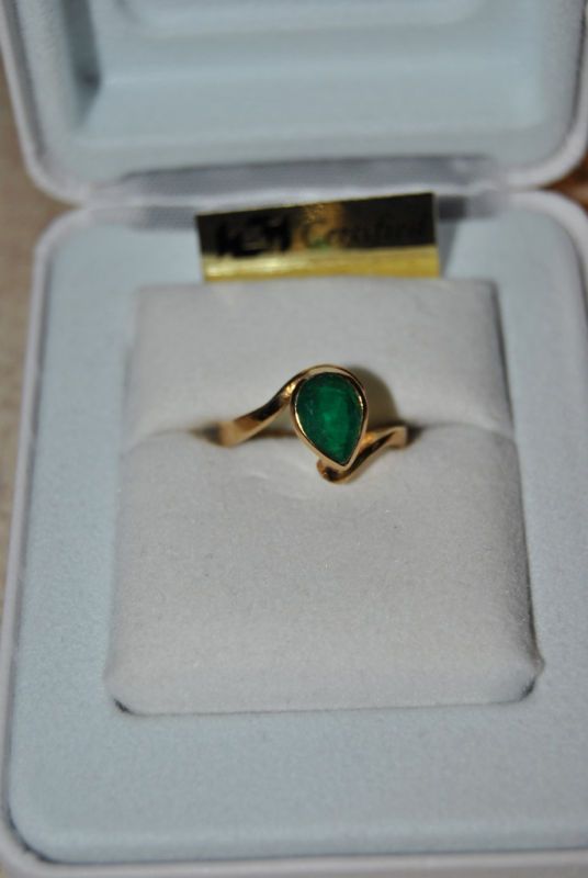 18 KT GOLD WOMEN RING WITH COLOMBIAN EMERALD SZ 7.5  
