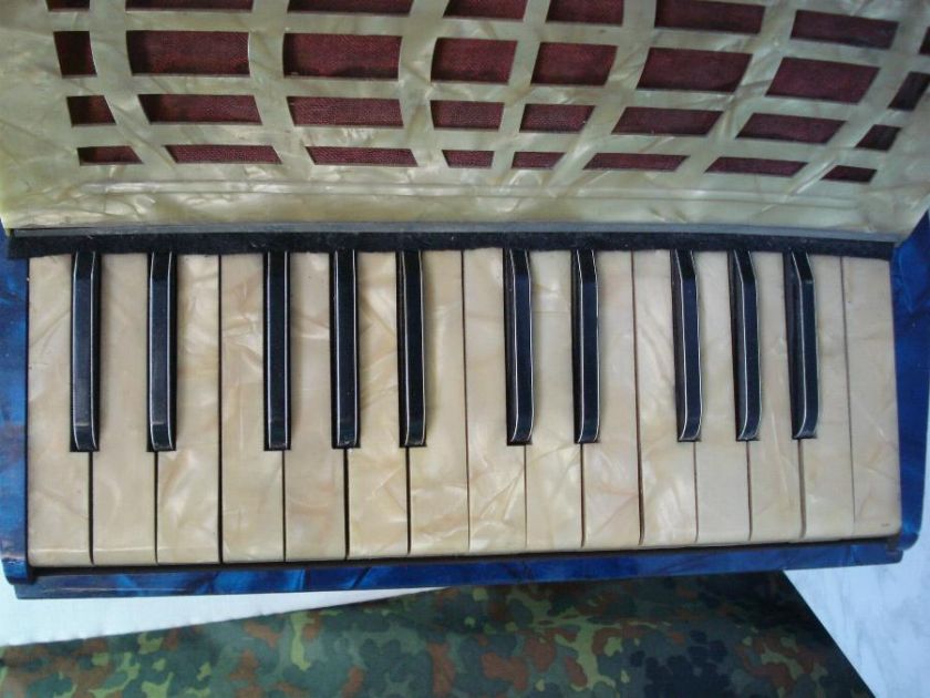 WWII ORIGINAL GERMAN WEHRMACHT ACCORDION TRAVIATA   DRP  