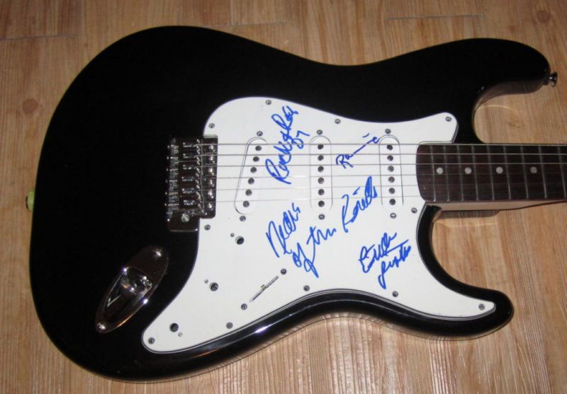 THE RONETTES HAND SIGNED FENDER GUITAR STRAT RARE 1/1  