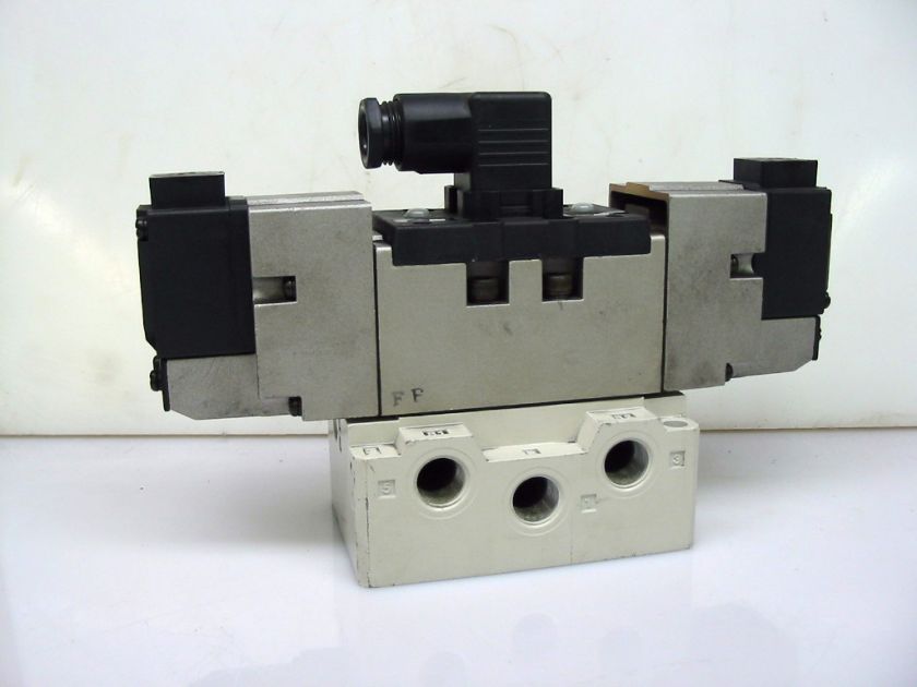 SMC 4 WAY PNEUMATIC DUEL SOLENOID VALVE, 2 POSITION  