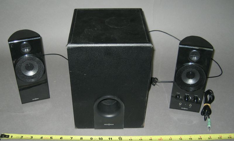   set Insignia NS PCS41, subwoofer, 2 satellites 9780879306038  