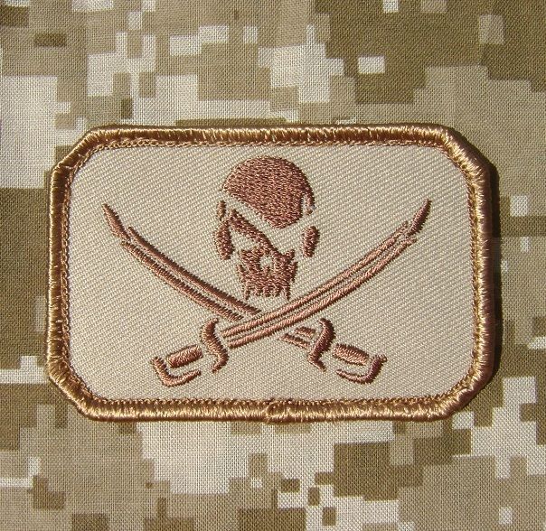 PIRATE SKULL & SWORDS FLAG DESERT CAMO ACU VELCRO PATCH  