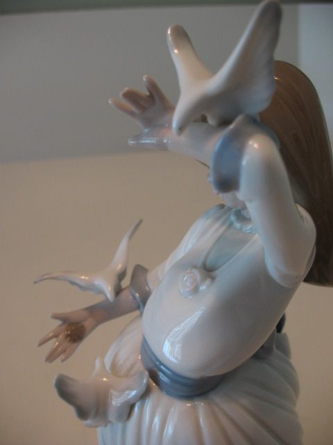 LLADRO NAO 1984 Girl with Doves Birds 10 3/4 tall  