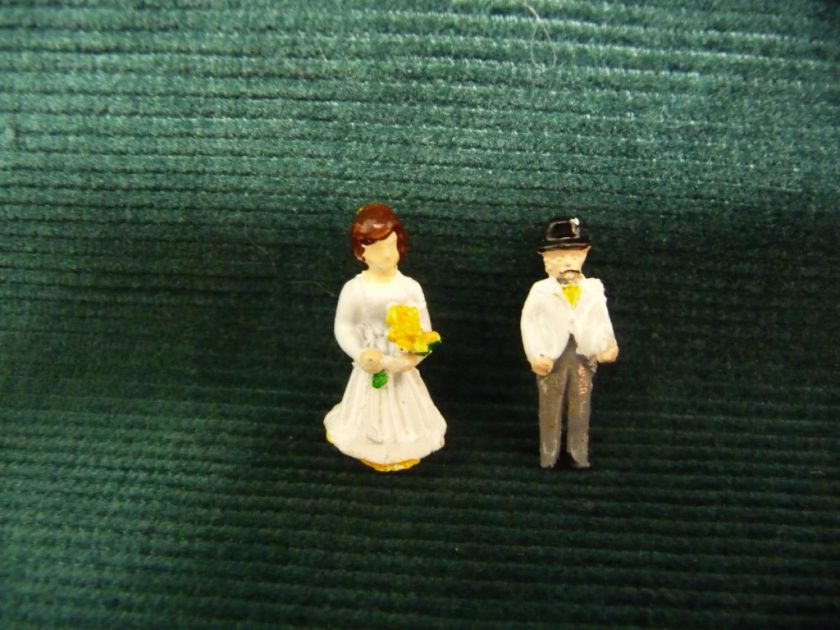   House 1/144th or N scale Bride & Groom Set in Yellow People  